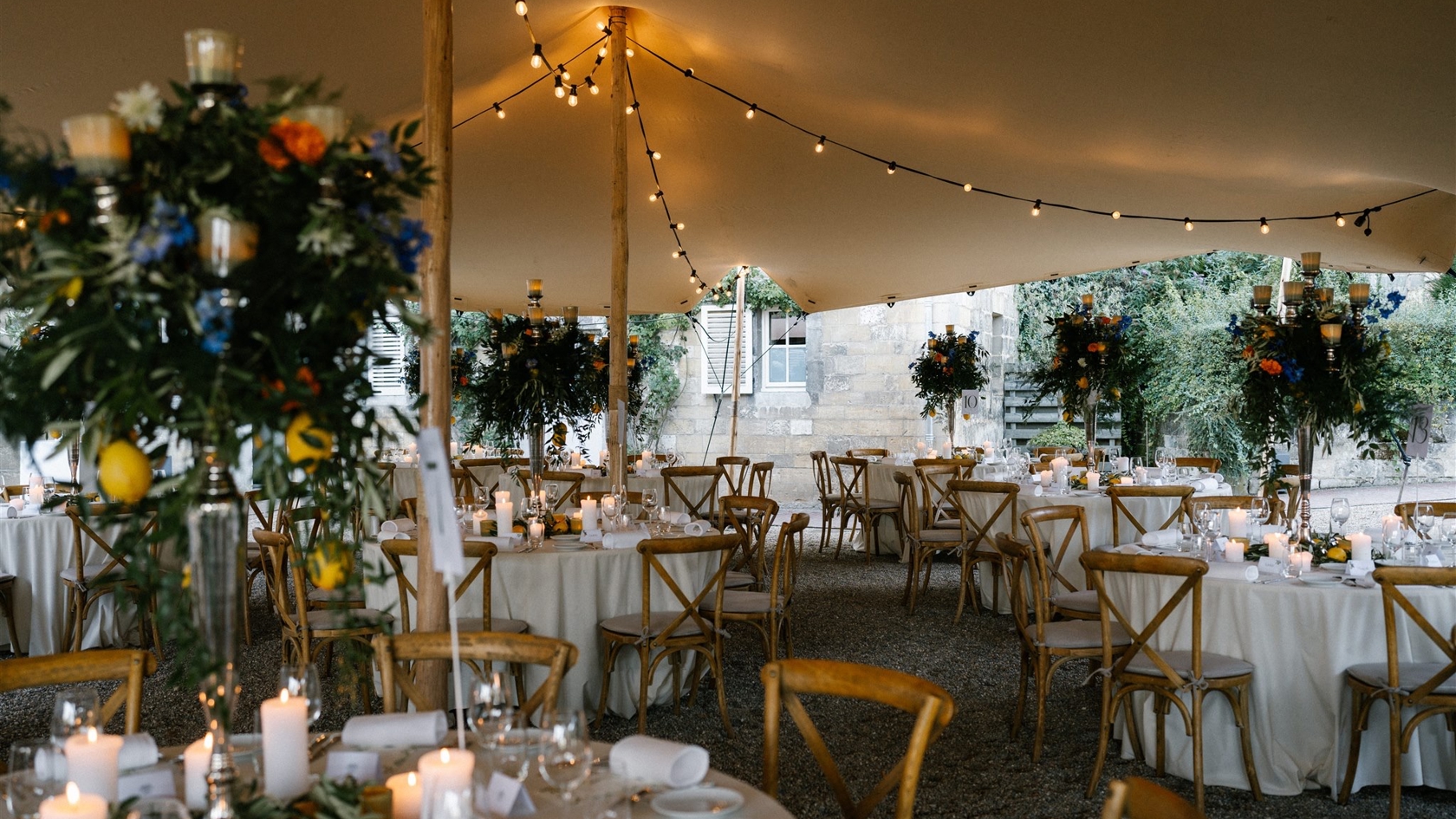 Mooie dinertafel tijdens de bruiloft van Lieselotte & Michiel – luxe locatie in Nederland verzorgd door weddingplanner voor hun huwelijksdiner