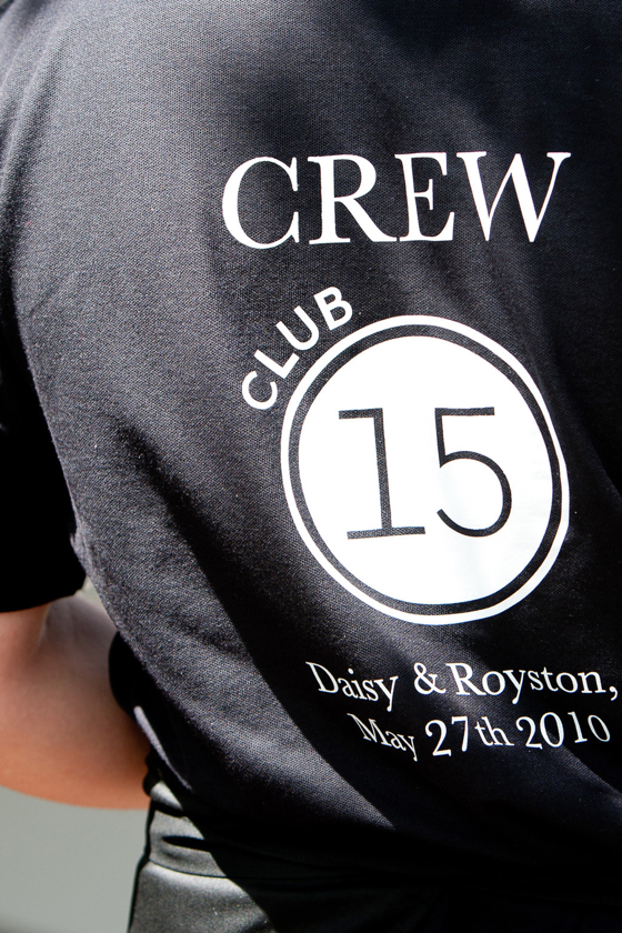 Crrew in bruiloftsoutfit tijdens de afterparty van het huwelijk van Royston Drenthe – georganiseerd door weddingplanner