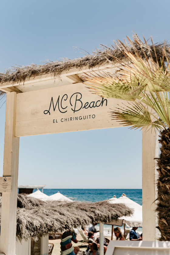 “Houten ingang van restaurant MC Beach in Marbella met uitzicht op zee – stijlvolle setting voor de bruiloft van Peter & Lotta, verzorgd door weddingplanner in Spanje
