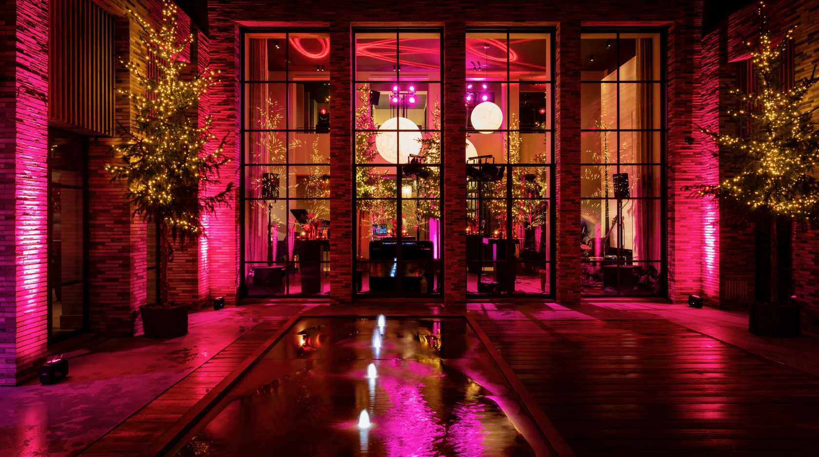 Exclusieve feestlocatie in Nederland met lange stijlvol gedekte tafels, bloeiende kersenbloesembomen en een high-end sfeer – ideaal voor chique feesten en bijzondere gelegenheden.