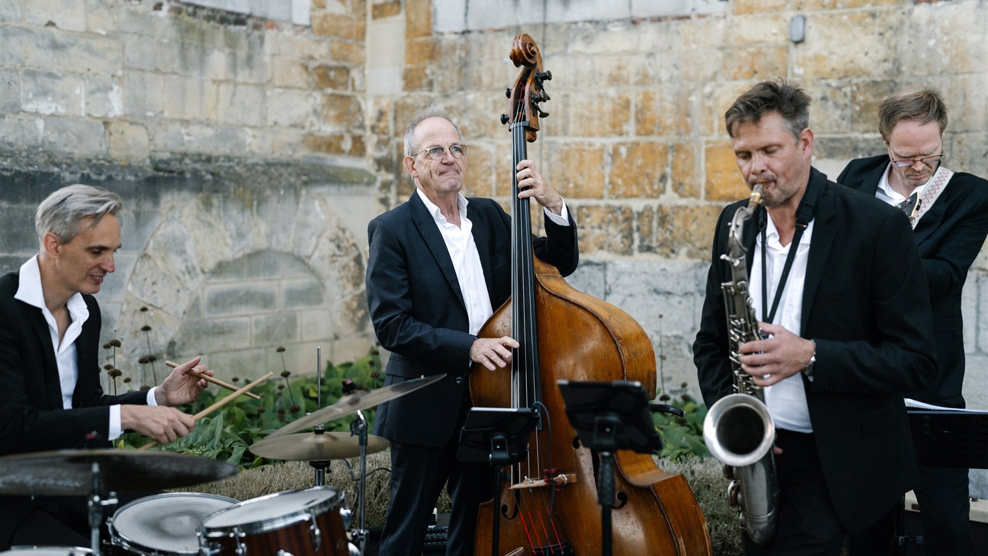 Live band op de bruiloft van Lieselotte & Michiel – muziek en entertainment verzorgd door weddingplanner tijdens hun bruiloft in Nederland
