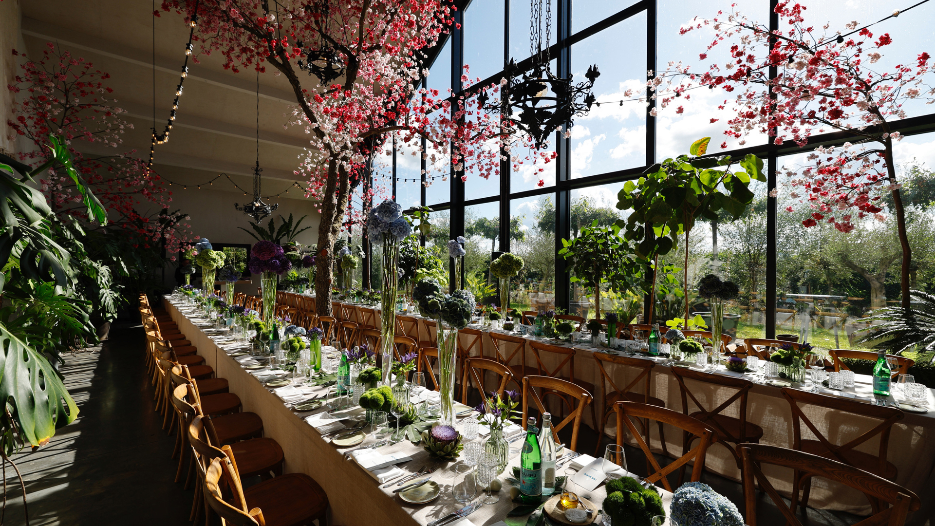 lange diner tafels met mooie bloemstyling