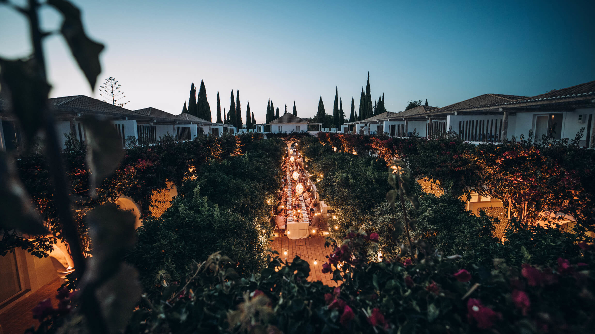 Ervaren weddingplanner aan mooie wedding tafel in het buitenland