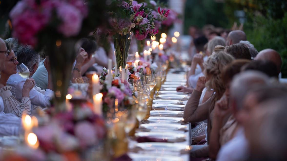 dineren aan een lange tafel van 100 gasten in Portugal huwelijk Chloë van de Kerkhof & Tim Koeman weddingplanner familie Koeman