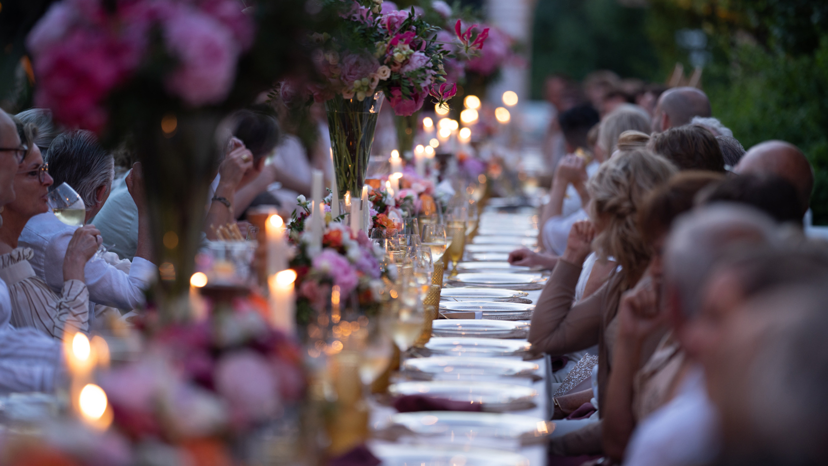 dineren aan een lange tafel van 100 gasten in Portugal huwelijk Chloë van de Kerkhof & Tim Koeman weddingplanner familie Koeman