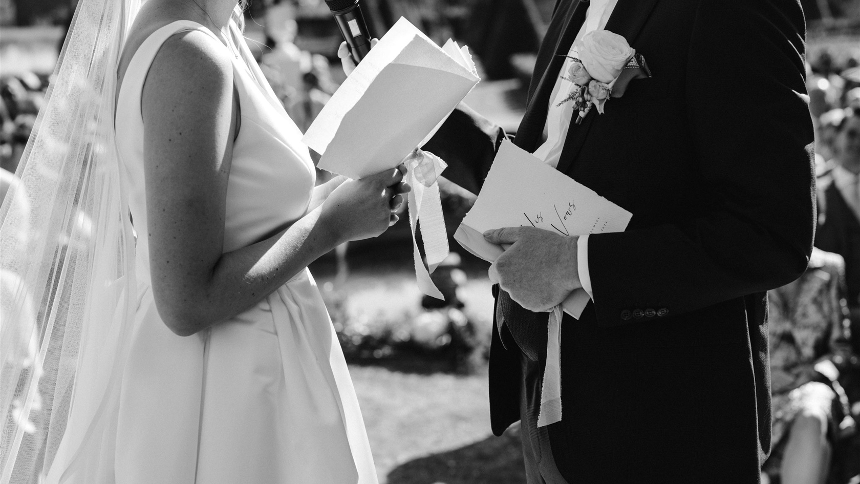 Buiten ceremonieplek voor de bruiloft van Lieselotte & Michiel – trouwen in Nederland met de hulp van weddingplanner