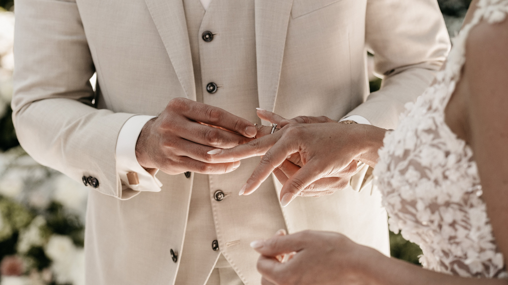 “Bruidegom schuift trouwring om bij bruid tijdens de ceremonie – intiem moment op de bruiloft van Peter & Lotta, verzorgd door weddingplanner in Spanj